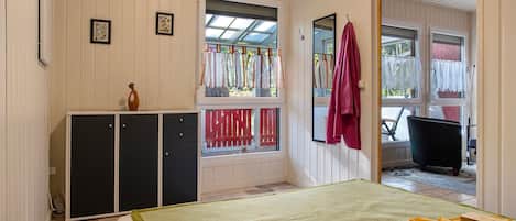 2 bedrooms, iron/ironing board, free WiFi