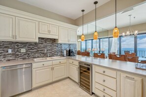 Kühlschrank, Mikrowelle, Herdplatte, Geschirrspüler