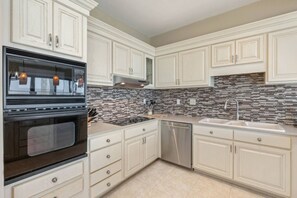 Een koelkast, een magnetron, een kookplaat, een vaatwasser