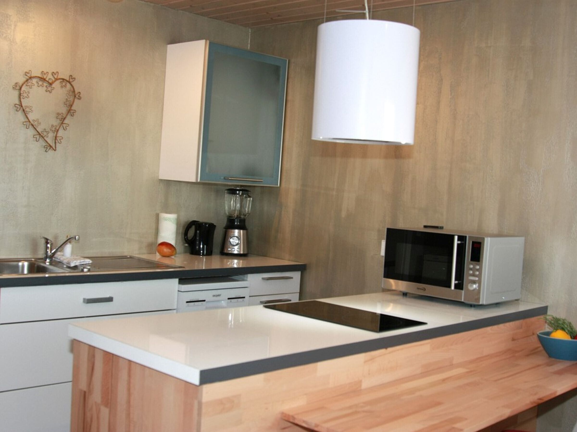 Réfrigérateur, four à micro-ondes, surface de cuisson, lave-vaisselle