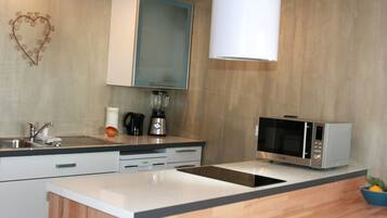 Réfrigérateur, four à micro-ondes, surface de cuisson, lave-vaisselle