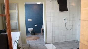 Dusche, Haartrockner, Handtücher