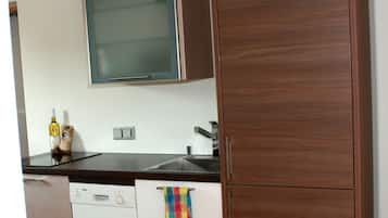 Réfrigérateur, four, plaque de cuisson, lave-vaisselle