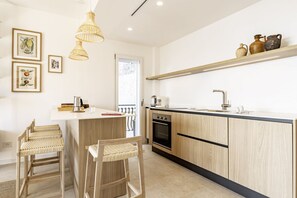 Frigorífico, horno, placa de cocina y utensilios de cocina