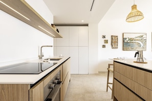 Fridge, oven, stovetop, cookware/dishes/utensils