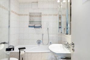 Shower, hair dryer, towels - Room 'Gästezimmer 1 Mit Bad' with Shared Terrace, Wi-Fi and Air Conditioning (Wartenberg)