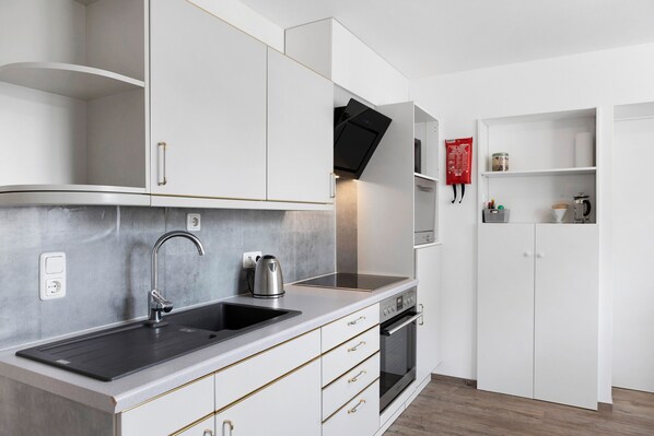 Een koelkast, een magnetron, een oven, een kookplaat