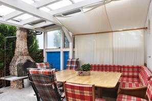 Outdoor dining - Room 'Ruhiges Zimmer 2' with Shared Terrace, Wi-Fi and Air Conditioning (Wartenberg)
