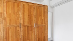 A wooden wardrobe with two doors and a bench. - Room 'Ruhiges Zimmer 2' with Shared Terrace, Wi-Fi and Air Conditioning (Wartenberg)