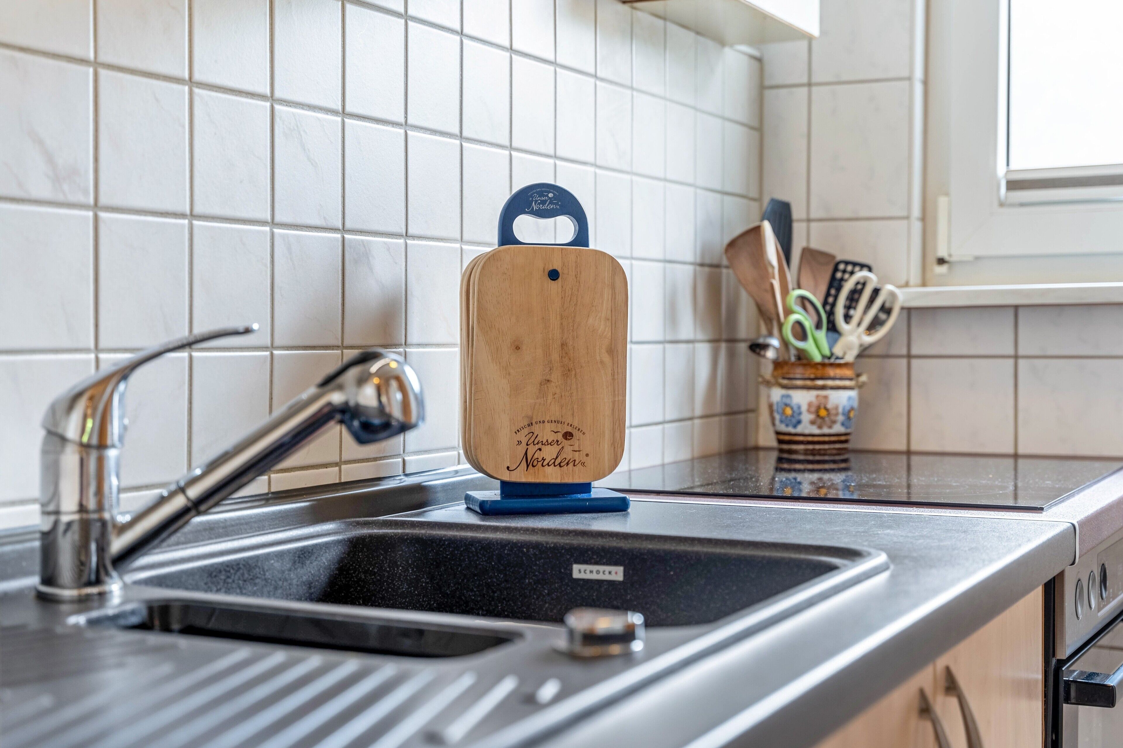 Wasserkocher mit Kaffee-/Teezubehör, Kühlschrank, Ofen, Herdplatte