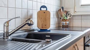 Cafetière/bouilloire, réfrigérateur, four, plaque de cuisson