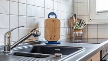 Wasserkocher mit Kaffee-/Teezubehör, Kühlschrank, Ofen, Herdplatte