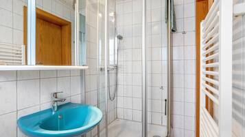 Dusche, Haartrockner, Handtücher
