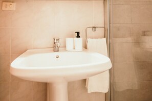 シャワー、ヘアドライヤー、タオル