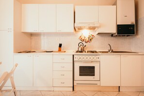 Frigorífico, horno, placa de cocina y cafetera o tetera