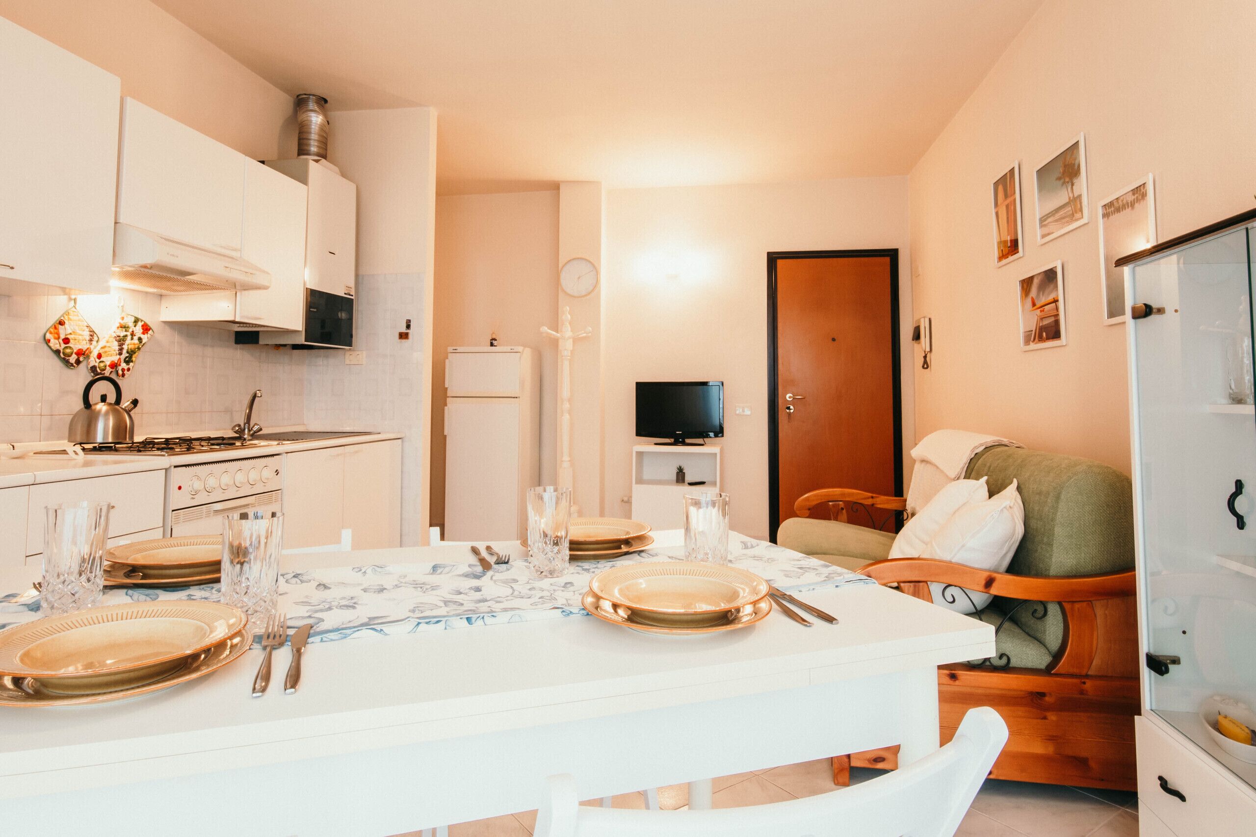 Fridge, oven, stovetop, coffee/tea maker