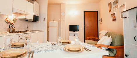 Jääkaappi, uuni, liesi, kahvin-/teenkeitin