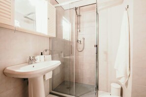 Douche, sèche-cheveux