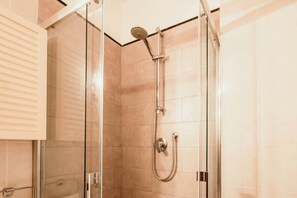 Suihku, hiustenkuivaaja, pyyhkeet