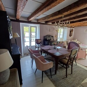 Dining - Apartment 'Klosterblick' with Private Terrace, Private Garden and Balcony (Geisenheim)