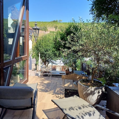 Terrasse/Patio. Ferienwohnung 'Weinbergsblick' mit privater Terrasse, privatem Garten und Balkon