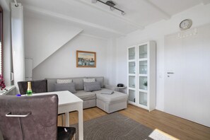 Una televisión, un reproductor estéreo