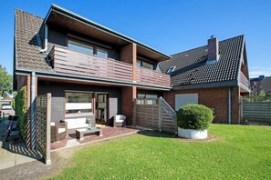 Exterior - Apartment 'Elsa 2' with Private Terrace, Shared Garden and Wi-Fi (Meldorf)