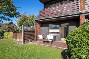 Exterior - Apartment 'Elsa 2' with Private Terrace, Shared Garden and Wi-Fi (Meldorf)