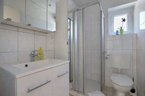 Dusj, hårføner og håndklær