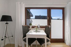 Dining - Apartment 'Ida 1' with Private Terrace, Shared Garden and Wi-Fi (Meldorf)