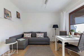 TV, stereo - Apartment 'Ida 1' with Private Terrace, Shared Garden and Wi-Fi (Meldorf)