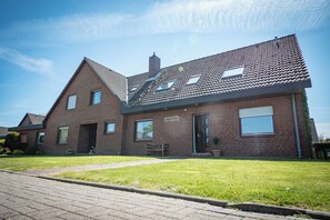 Exterior - Apartment 'Ida 1' with Private Terrace, Shared Garden and Wi-Fi (Meldorf)