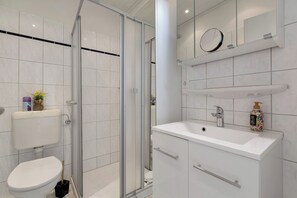Shower, hair dryer, towels - Apartment 'Ida 1' with Private Terrace, Shared Garden and Wi-Fi (Meldorf)