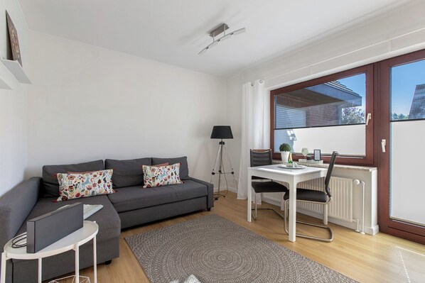 TV, stereo - Apartment 'Ida 1' with Private Terrace, Shared Garden and Wi-Fi (Meldorf)