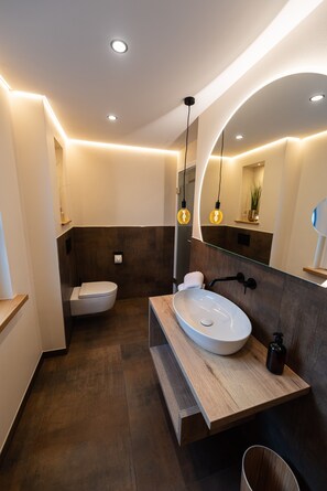 Shower, hair dryer, towels - Apartment 'Gertrud' with Shared Garden and Wi-Fi (Gedern)