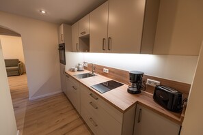 Fridge, oven, stovetop, dishwasher - Apartment 'Gertrud' with Shared Garden and Wi-Fi (Gedern)