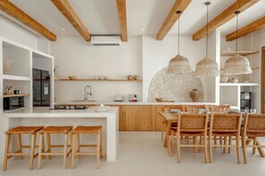 Exclusive-Villa, Terrasse, Poolblick | Eigene Küche | Ofen, Herdplatte, Wasserkocher mit Kaffee-/Teezubehör, Wasserkocher