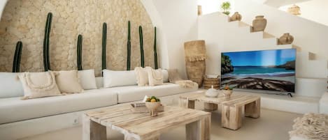 Exclusive-Villa, Terrasse, Poolblick | Wohnbereich | 75-Zoll-Smart-TV mit Kabelempfang