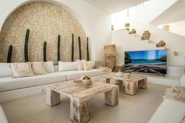 Exclusive-Villa, Terrasse, Poolblick | Wohnbereich | 75-Zoll-Smart-TV mit Kabelempfang