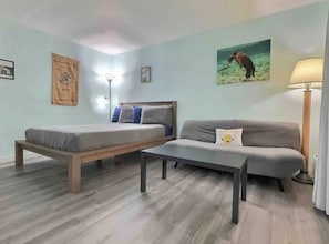 Iron/ironing board, free WiFi, bed sheets
