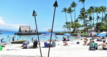 Heart of downtown Kona with WiFi and AC in brilliant Kailua-Kona
