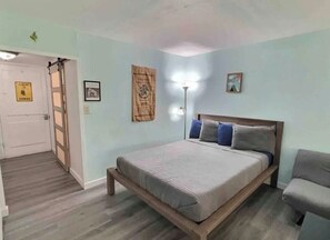 Iron/ironing board, free WiFi, bed sheets - Heart of downtown Kona with WiFi and AC in brilliant Kailua-Kona (Kailua-Kona)