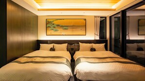 Een hotelkamer met twee bedden, een schilderij aan de muur en een houten plafond.