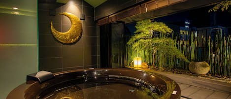 Kaze-no-ma | Badkamer | Een haardroger, badjassen, pantoffels, toiletten met elektronisch bidet