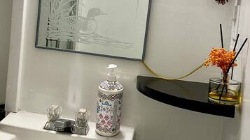 Ducha, secador de pelo, toallas y jabón