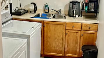 Geladeira, micro-ondas, cooktop, cafeteira/chaleira