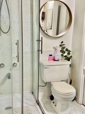 Shower, hair dryer, towels, soap - Cozy Family Space (Mississauga)