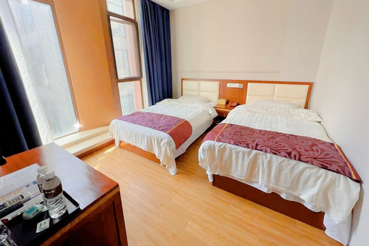 Habitación Confort con 2 camas individuales, vista al patio | Wifi gratis y ropa de cama