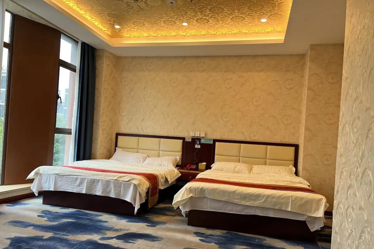 Habitación familiar con 2 camas individuales, vista al patio | Wifi gratis y ropa de cama