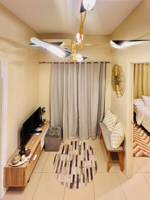 Family Suite, Balcony | Living area | Smart TV - Hubomoto Avida Suites (Iloilo)